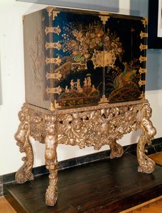 Zwart en goud gelakt kabinet op gesneden en verzilverde standaard, periode van Karel II, 1649-85